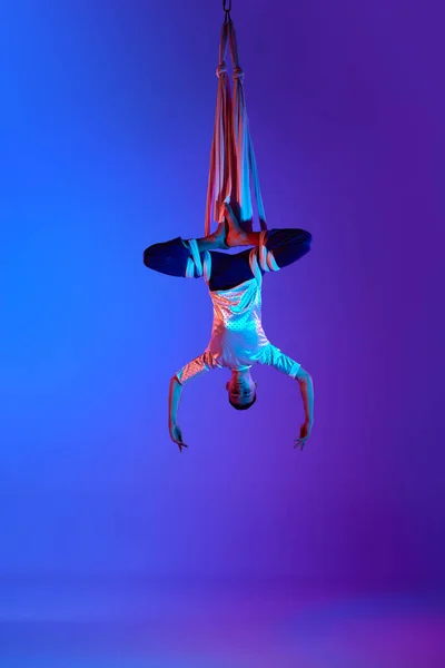 Jongeman Professionele Antenne Acrobaat Gymnastiek Training Met Antenne Linten Tegen — Stockfoto