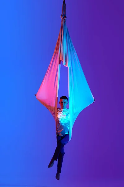 Атлетичный Молодой Человек Профессиональный Воздушный Гимнаст Делающий Трюки Лентами Градиентно — стоковое фото