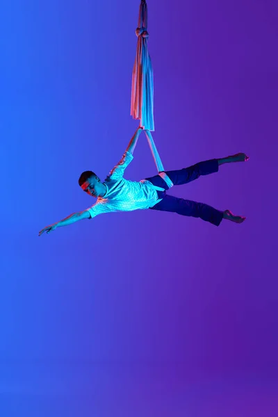 Akrobat Profesyonel Erkek Hava Jimnastikçisi Neon Işıklarındaki Eğimli Mavi Arka — Stok fotoğraf