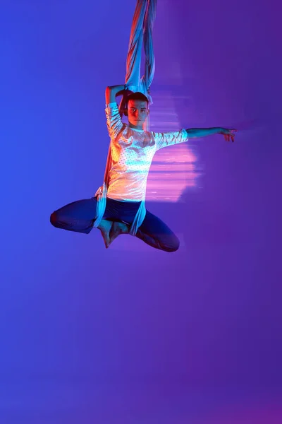 Profesyonel Erkek Akrobat Hava Kurdeleli Artistik Hava Jimnastikçisi Karışık Işıklarla — Stok fotoğraf
