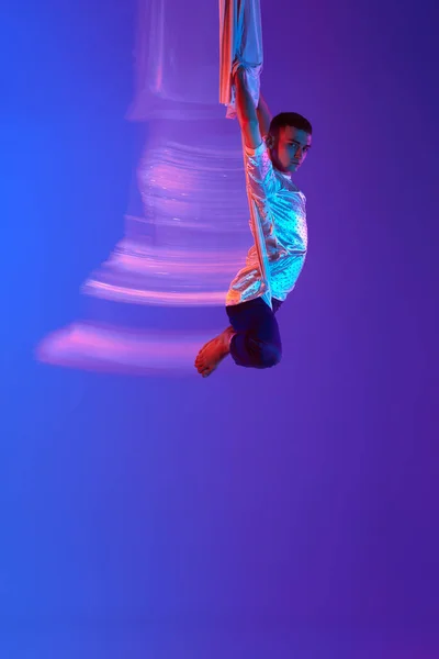 Młody Człowiek Gimnastyk Powietrzny Trening Akrobatyczny Tkanką Powietrzną Niebieskim Gradientowym — Zdjęcie stockowe
