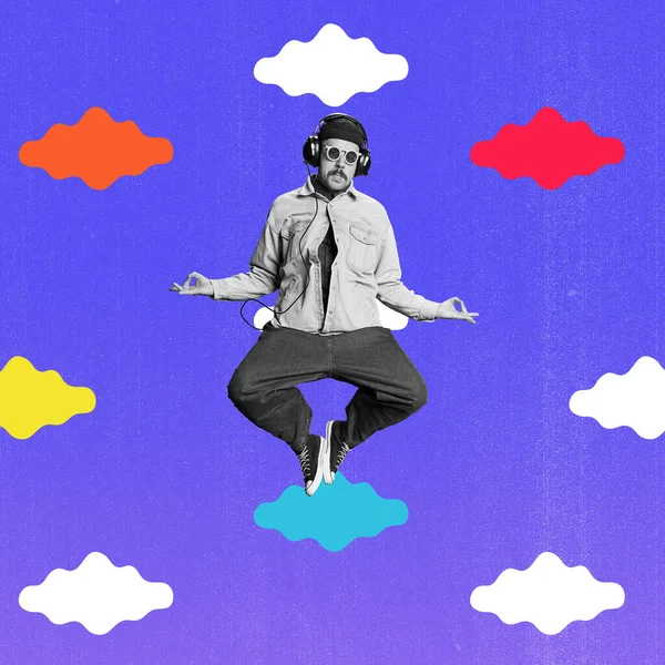 Joven Hippie Escuchando Música Auriculares Saltando Sobre Fondo Colorido Meditación —  Fotos de Stock