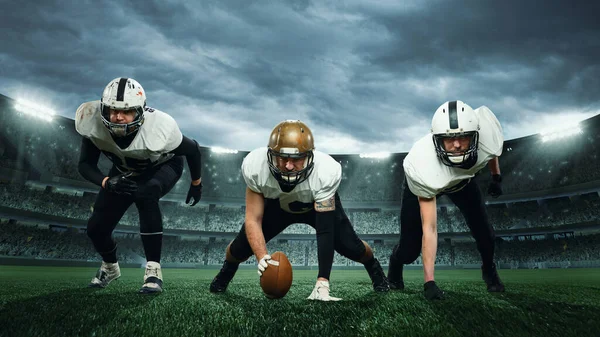Три Спортсмена Американские Футболисты Форме Готовятся Игре Открытом Воздухе Стадионе — стоковое фото