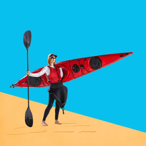 Jovem Mulher Ativa Com Canoa Vermelha Pás Contra Fundo Colorido — Fotografia de Stock