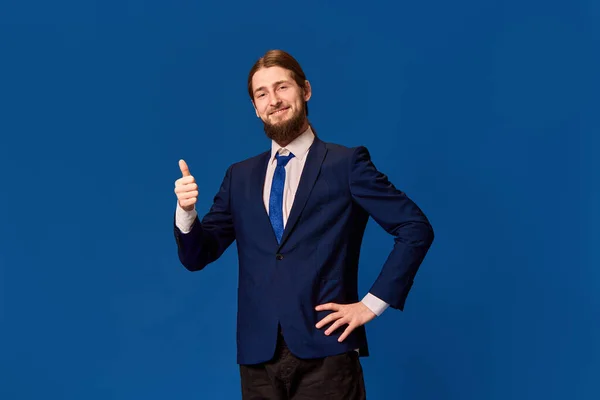 Одобрение Портрет Счастливого Молодого Человека Формальной Одежде Поднимает Палец Приятным — стоковое фото