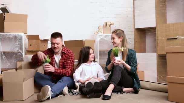 Jovem Família Feliz Homem Mulher Filhinha Mudando Para Novo Apartamento — Vídeo de Stock
