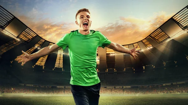 赢得感情 快乐的年轻人 足球运动员带着快乐的情绪在3D露天足球场跑步 背景模糊 动作和运动 游戏的概念 — 图库照片
