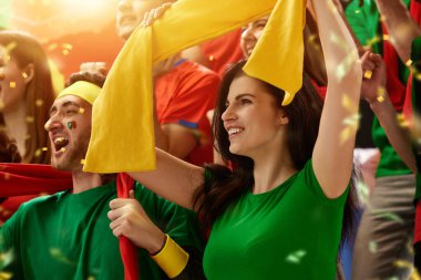 Portekiz futbolu, futbol taraftarları stadyumda takımlarına tezahürat yapıyorlar. Heyecanlı taraftarlar bir gol atarak favori oyuncuları destekliyor. Spor kavramı, rekabet, şampiyonluk, duygular, hobi, eğlence