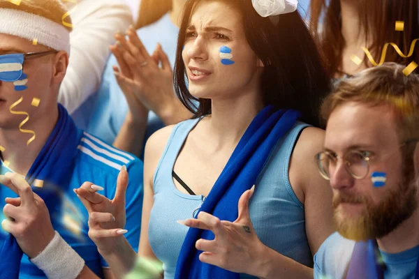 勝つことを望んでる 緊張した瞬間だ 運のために指を渡る若い女性 サッカーを応援するスポーツファン 試合中にスタジアムでギリシャのサッカーチーム スポーツ エンターテイメントの概念 — ストック写真