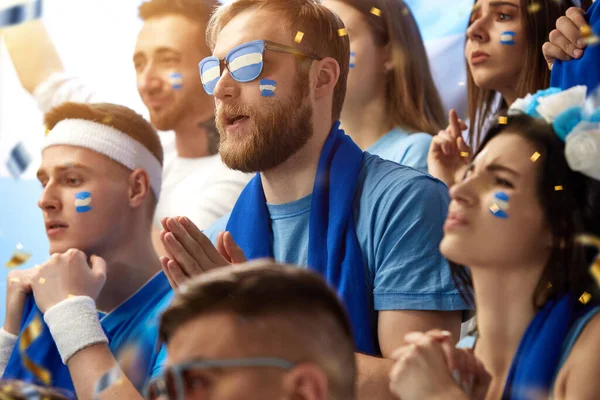 勝つことを祈っている サッカーを見ている感情的な男性と女性のスポーツファン 緊張した顔をしたスタジアムでのサッカーの試合 ギリシャチームを支援する スポーツ エンターテイメントの概念 — ストック写真