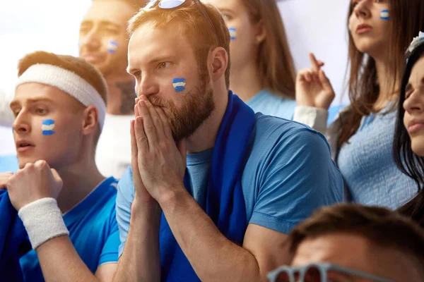 Hombres Aficionados Fútbol Emocionalmente Viendo Partido Con Caras Preocupantes Apoyando — Foto de Stock