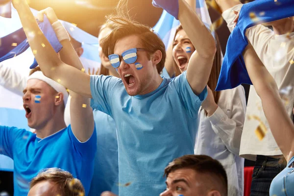 顔にフラグや絵画を持つスポーツファン 感情的に好きなサッカーを応援 試合中にスタジアムでギリシャのサッカーチーム スポーツ 娯楽の概念 — ストック写真