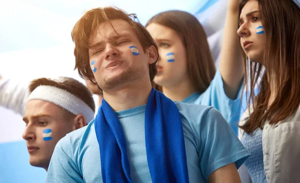 お気に入りのサッカー 試合中のスタジアムでのギリシャのサッカーチームをサポートするスポーツファン 悲しい顔だ負け犬め スポーツ 娯楽の概念 — ストック写真
