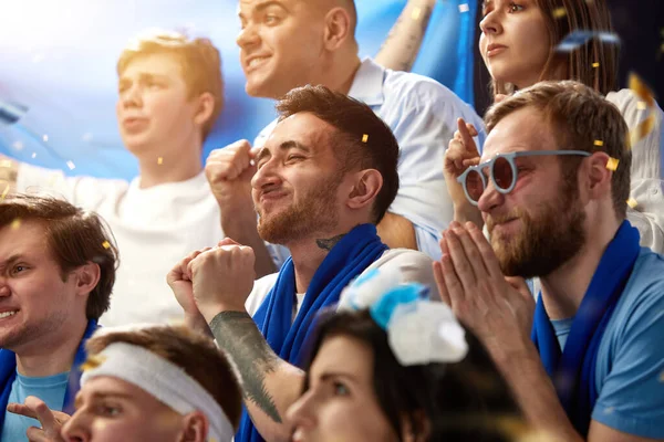 Podpora Sportovní Fotbaloví Fanoušci Sledující Řecký Fotbalový Zápas Emocionálně Povzbuzující — Stock fotografie