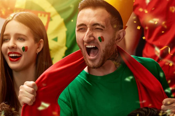 Ενθουσιασμένοι Και Συναισθηματικοί Άνθρωποι Φαν Του Πορτογαλικού Ποδοσφαίρου Που Ζητωκραυγάζουν — Φωτογραφία Αρχείου