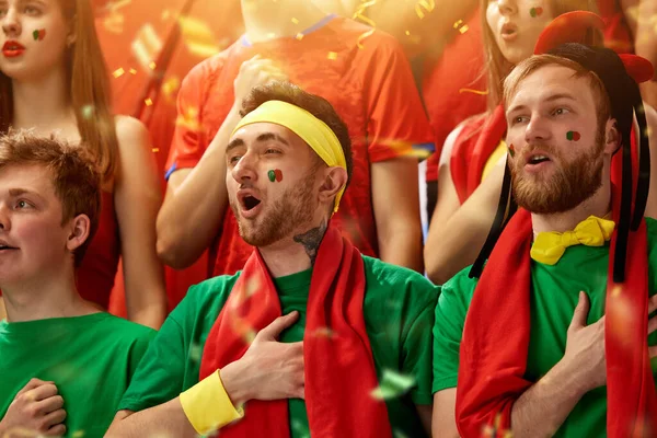 Sportovní Fanoušci Emocionálně Povzbudit Oblíbený Fotbal Fotbalový Tým Portugalska Stadionu — Stock fotografie