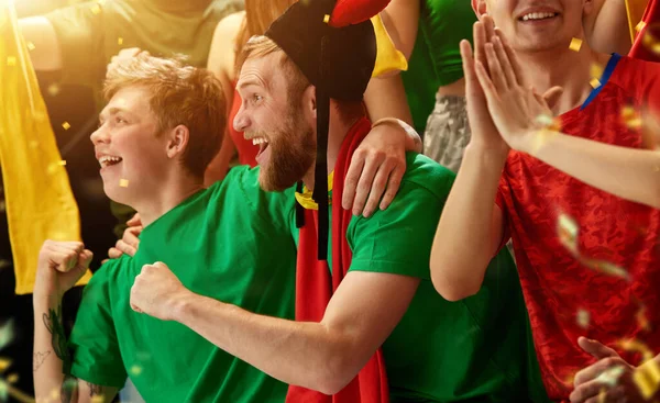 Jogo Vencedor Jovens Fãs Futebol Portugal Assistem Emocionalmente Jogo Apoiando — Fotografia de Stock