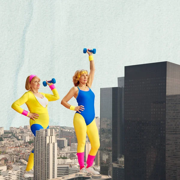 Duas Mulheres Meia Idade Treinamento Sportswear Colorido Com Halteres Sobre — Fotografia de Stock