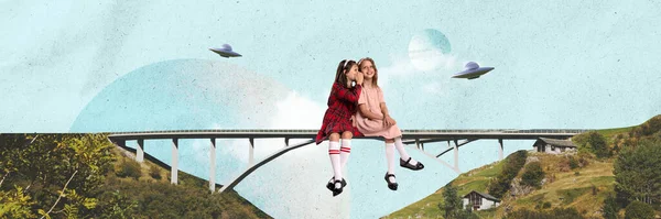 Meninas Bonitas Sentadas Ponte Sussurrar Segredos Sobre Ovnis Voadores Sonhos — Fotografia de Stock