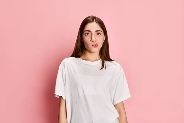 Portret Van Mooi Jong Brunette Meisje Poserend Wit Shirt Met — Stockfoto