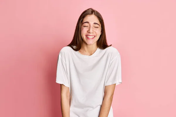 티셔츠를 스튜디오 배경에 긍정적 아름다운 소녀의 초상화 축하해 방식의 — 스톡 사진