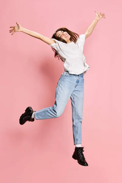 Porträtt Leende Ung Flicka Avslappnade Jeans Och Shirt Poserar Ett — Stockfoto