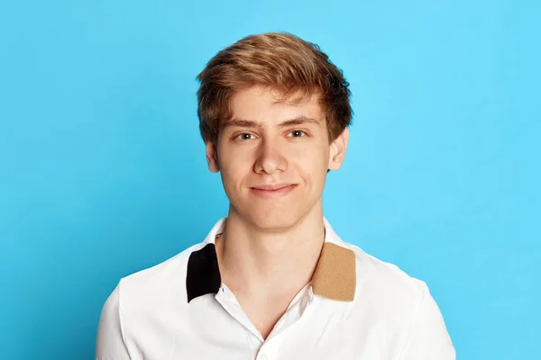 Portret Młodego Człowieka Student Luźnych Ubraniach Pozujący Uśmiechniętą Pozytywną Twarzą — Zdjęcie stockowe
