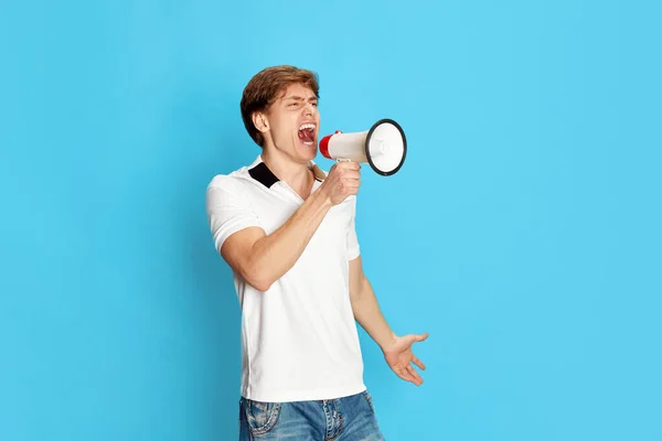 Retrato Jovem Ativista Emocionalmente Gritando Megafone Contra Fundo Estúdio Azul — Fotografia de Stock