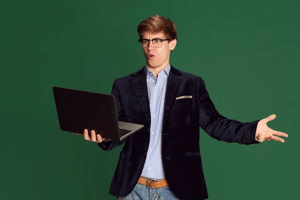 Ого Нерозуміння Молодий Бізнесмен Куртці Дивиться Ноутбук Допитуючим Обличчям Зеленому — стокове фото