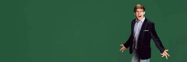 Эмоциональный Красивый Молодой Человек Пиджаке Очках Кричащий Фоне Зеленой Студии — стоковое фото
