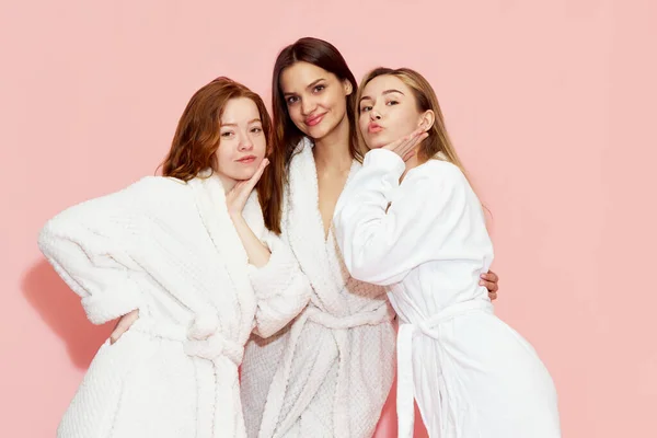 Портрет Трьох Красивих Дівчат Друзів Білих Халатах Які Позують Рожевому — стокове фото