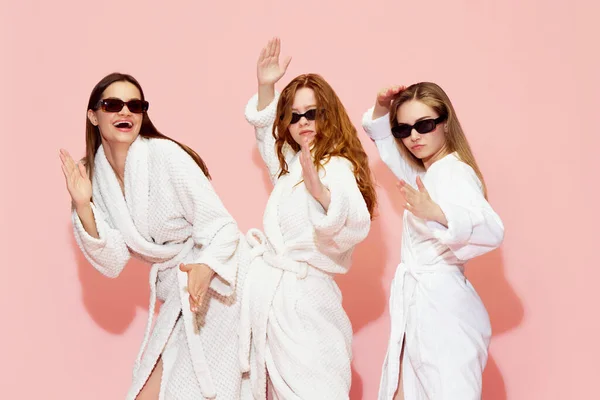 Lustige Gemeinsame Zeit Drei Junge Mädchen Bademänteln Und Sonnenbrillen Posieren — Stockfoto