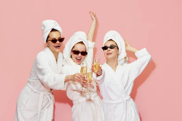 Drie Mooie Vrolijke Vrolijke Meisjes Badjassen Handdoeken Champagne Drinken Feesten — Stockfoto