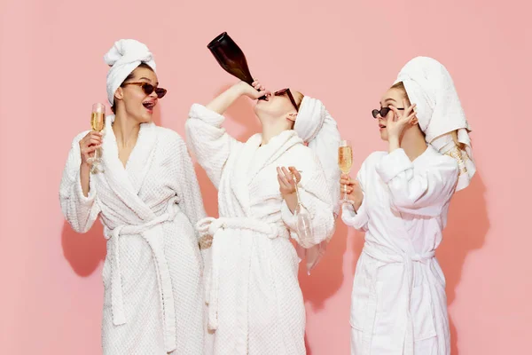 Lázeňská Schůzka Tři Krásné Dívky Županech Popíjejí Šampaňské Baví Růžovým — Stock fotografie