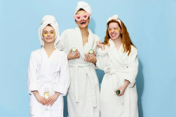 Alegre Positivo Encantadoras Chicas Jóvenes Batas Baño Cara Que Divierten —  Fotos de Stock