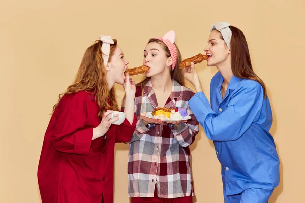 Dulce Diente Hermosas Chicas Jóvenes Pijamas Cómodos Comiendo Dulces Postres —  Fotos de Stock