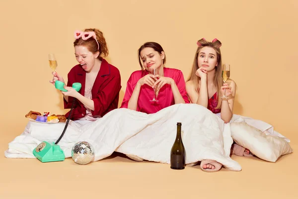 Zerwaniu Przyjaciele Młode Dziewczyny Piżamie Rozmawiające Pijące Alkohol Przezwyciężające Uczucia — Zdjęcie stockowe