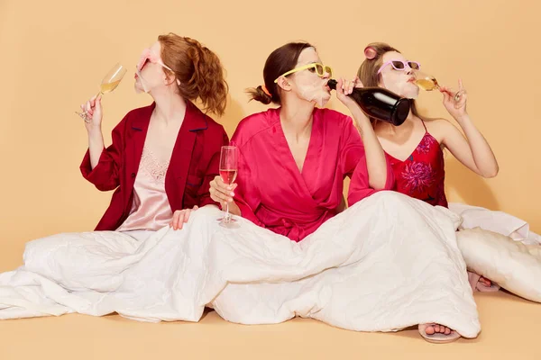 Chicas Jóvenes Elegantes Bonitas Pijama Con Máscaras Faciales Sentadas Debajo — Foto de Stock