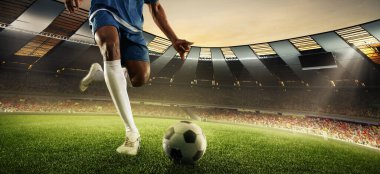 Topa vuruyorum. Stadyumun 3D modelinin futbol maçında futbol oyuncusuyla dinamik kolaj. Spor anlayışı, aktif yaşam tarzı, takım oyunu, enerji, başarılar, sanat, reklam