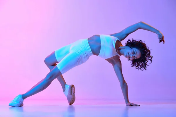Flexibilidade Dos Movimentos Mulher Jovem Com Corpo Perfeito Ajuste Treinamento — Fotografia de Stock