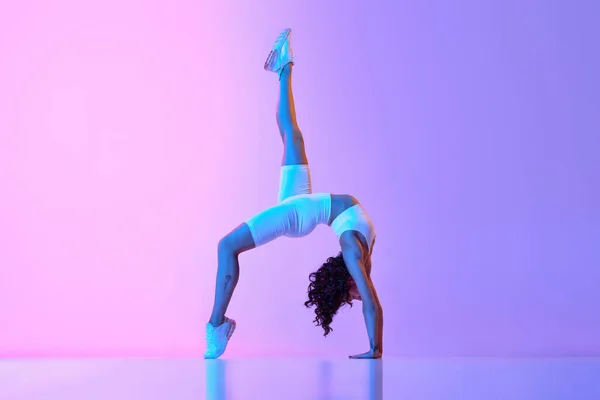 Flexibele Sportieve Training Voor Jonge Vrouwen Stretching Oefeningen Tegen Een — Stockfoto