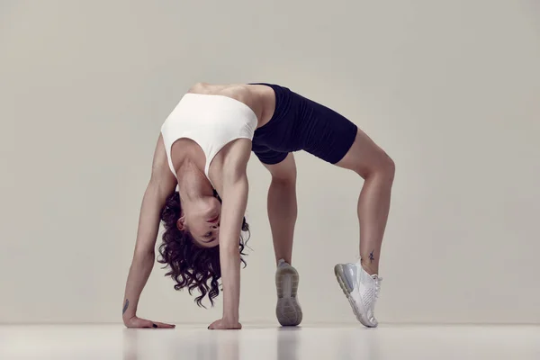 Stoję Mostku Elastyczna Młoda Kobieta Trenująca Odzież Sportową Ćwicząca Rozciąganie — Zdjęcie stockowe
