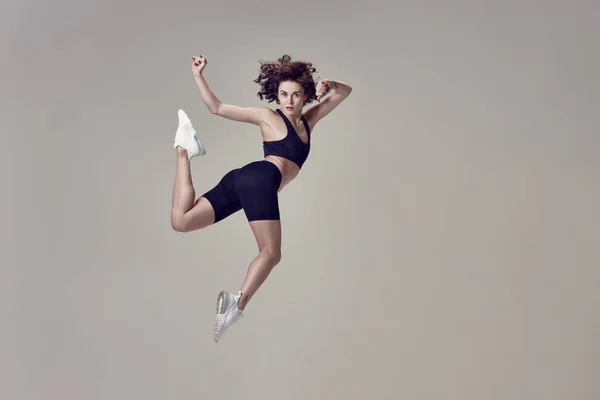 Vysoký Skok Dynamický Obraz Mladé Krásné Ženy Tréninku Sportovního Oblečení — Stock fotografie