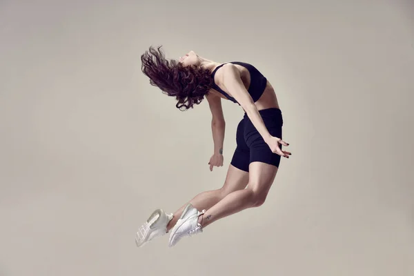 Dynamisch Beeld Van Jonge Mooie Vrouw Sportkleding Training Springen Poseren — Stockfoto