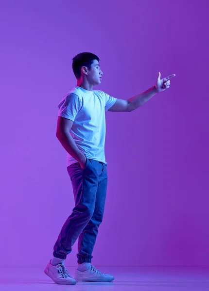 Image Jeune Homme Asiatique Vêtements Décontractés Élégants Posant Pointant Doigt — Photo