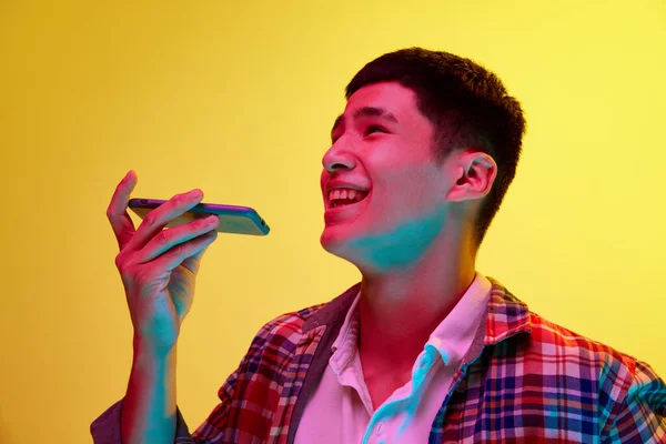 Feliz Sonriente Joven Asiático Hombre Con Camisa Cuadros Grabación Mensaje —  Fotos de Stock