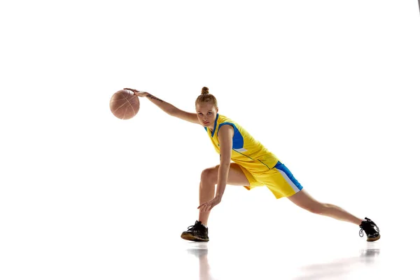 年轻的女孩 集中篮球运动员的运动 在白色工作室背景下运球 职业运动 业余爱好 健康生活方式 动作和运动的概念 — 图库照片