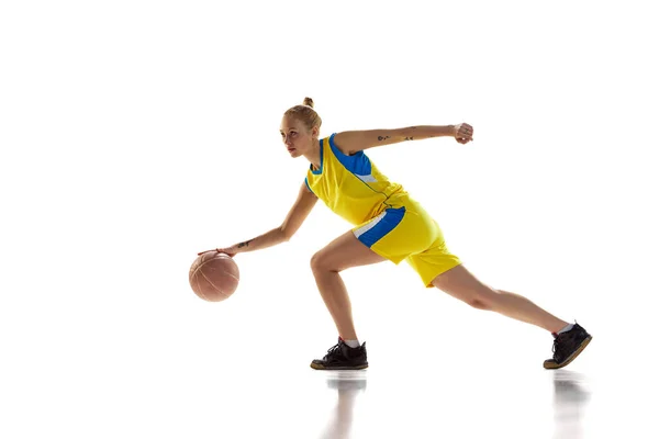 アクティブ 若い女の子 運動中のバスケットボール選手 トレーニング 白いスタジオの背景にドリブルボール プロスポーツ 健康的なライフスタイル アクションと運動の概念 — ストック写真