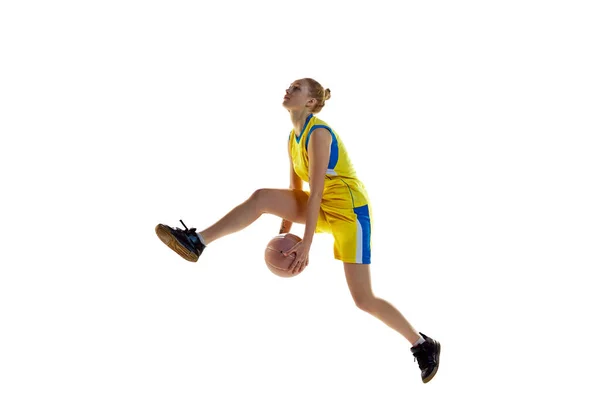 射门得分 年轻的运动女孩 篮球运动员在运动 跳球与白色工作室背景 职业运动 业余爱好 健康生活方式 运动的概念 — 图库照片