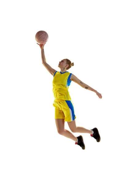 全长形象的年轻的体育女孩 篮球运动员在运动 跳跃与球与白色工作室背景 职业运动 业余爱好 健康生活方式 动作和运动的概念 — 图库照片
